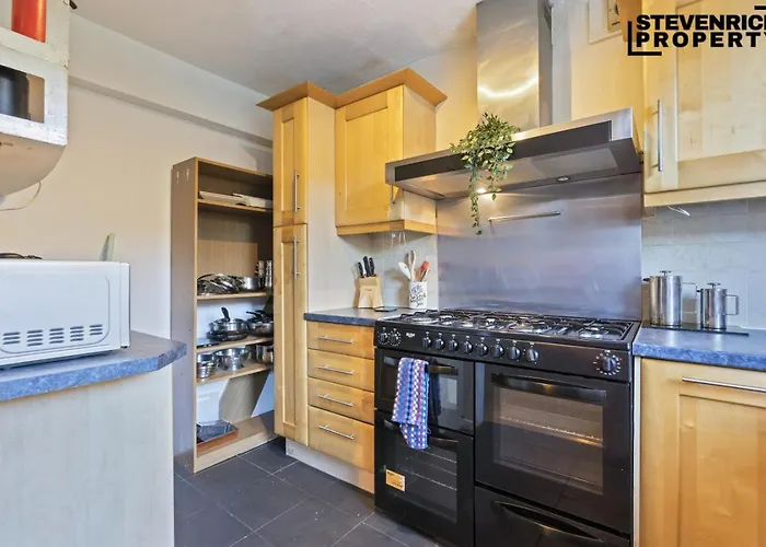 Дом отдыха Group Stays, 4 Bedroom, Spacious Home In Bs4, Van & Car Parking, Sleeps 7 Бристоль