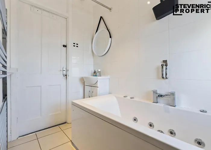 Group Stays, 4 Bedroom, Spacious Home In Bs4, Van & Car Parking, Sleeps 7 * Бристоль