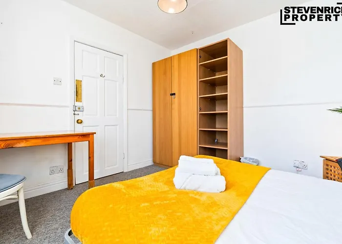 Group Stays, 4 Bedroom, Spacious Home In Bs4, Van & Car Parking, Sleeps 7