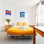Group Stays, 4 Bedroom, Spacious In Bs4, & Car Parking, Sleeps 7 Holiday home *