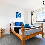 Group Stays, 4 Bedroom, Spacious In Bs4, & Car Parking, Sleeps 7 *