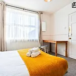 Holiday home Group Stays, 4 Bedroom, Spacious In Bs4, & Car Parking, Sleeps 7