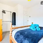 Group Stays, 4 Bedroom, Spacious In Bs4, & Car Parking, Sleeps 7 * Bristol