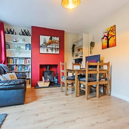 Wood Fire And Parking Large 4-bed House Holiday home