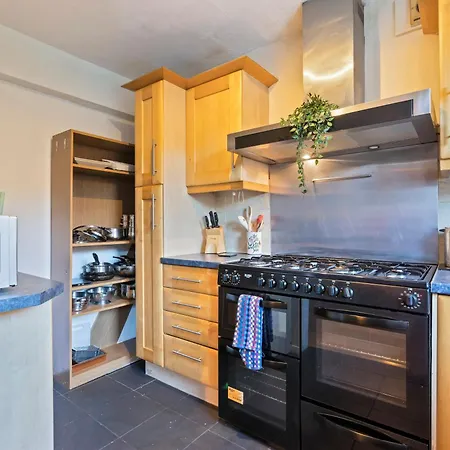 Wood Fire And Parking Large 4-bed House * Bristol