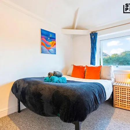 Nyaraló Group Stays, 4 Bedroom, Spacious In Bs4, & Car Parking, Sleeps 7 Bristol