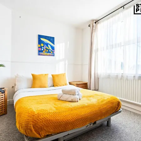 Group Stays, 4 Bedroom, Spacious In Bs4, & Car Parking, Sleeps 7 * Bristol