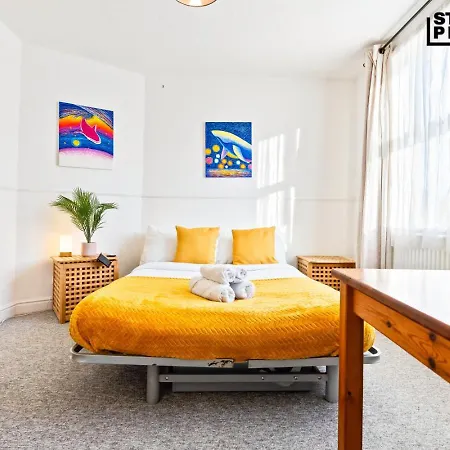 Group Stays, 4 Bedroom, Spacious In Bs4, & Car Parking, Sleeps 7 Nyaraló *