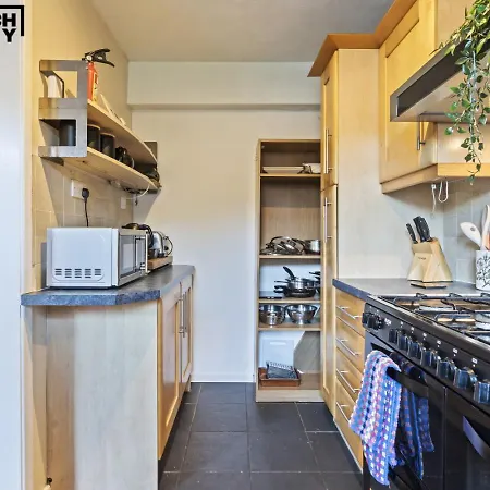 Group Stays, 4 Bedroom, Spacious In Bs4, & Car Parking, Sleeps 7 Nyaraló Bristol