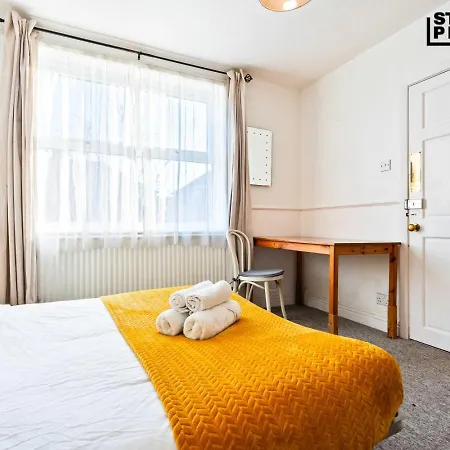 Nyaraló Group Stays, 4 Bedroom, Spacious In Bs4, & Car Parking, Sleeps 7
