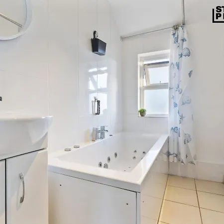 Group Stays, 4 Bedroom, Spacious In Bs4, & Car Parking, Sleeps 7 *