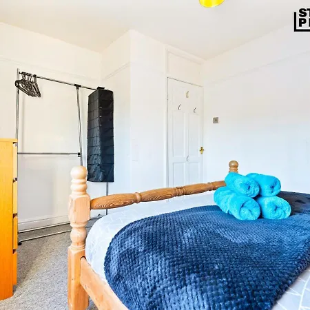 Group Stays, 4 Bedroom, Spacious In Bs4, & Car Parking, Sleeps 7 * Bristol