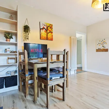 Group Stays, 4 Bedroom, Spacious In Bs4, & Car Parking, Sleeps 7