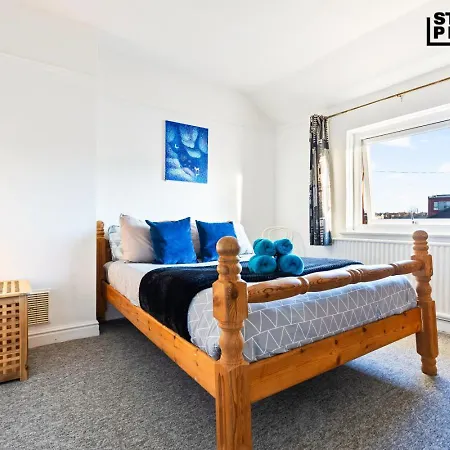 Group Stays, 4 Bedroom, Spacious In Bs4, & Car Parking, Sleeps 7 Nyaraló