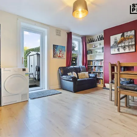 Group Stays, 4 Bedroom, Spacious In Bs4, & Car Parking, Sleeps 7 Nyaraló Bristol