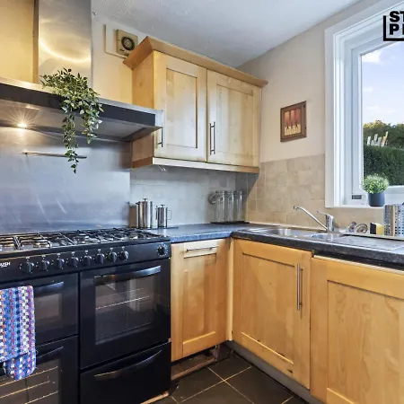 Nyaraló Group Stays, 4 Bedroom, Spacious In Bs4, & Car Parking, Sleeps 7