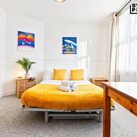 Group Stays, 4 Bedroom, Spacious In Bs4, & Car Parking, Sleeps 7 Nyaraló Bristol