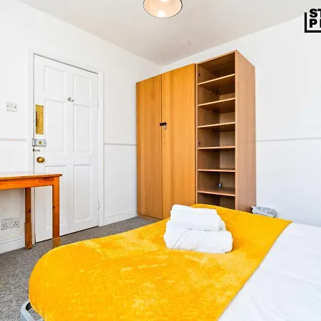Group Stays, 4 Bedroom, Spacious In Bs4, & Car Parking, Sleeps 7