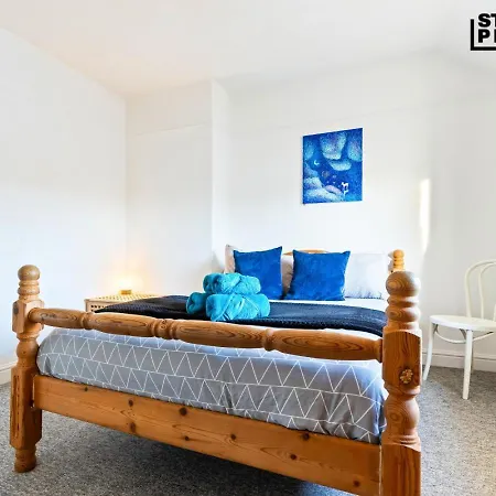 Group Stays, 4 Bedroom, Spacious In Bs4, & Car Parking, Sleeps 7 Nyaraló