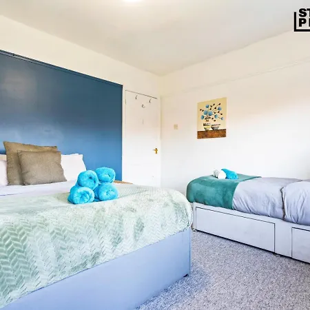 Nyaraló Group Stays, 4 Bedroom, Spacious In Bs4, & Car Parking, Sleeps 7