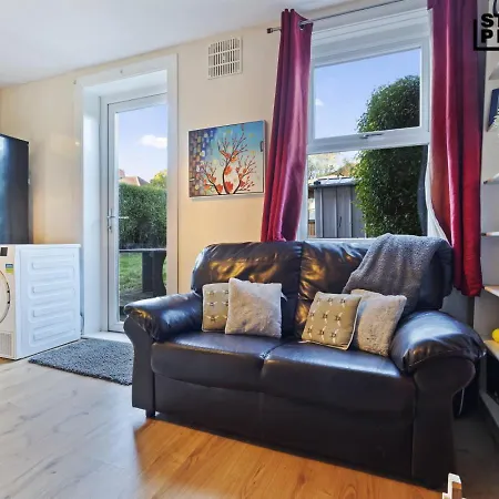 Group Stays, 4 Bedroom, Spacious In Bs4, & Car Parking, Sleeps 7 Nyaraló Bristol