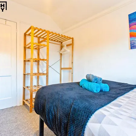 Group Stays, 4 Bedroom, Spacious In Bs4, & Car Parking, Sleeps 7 * Bristol