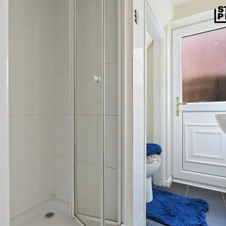 Nyaraló Group Stays, 4 Bedroom, Spacious In Bs4, & Car Parking, Sleeps 7 Bristol