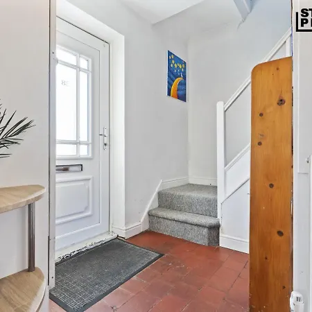Group Stays, 4 Bedroom, Spacious In Bs4, & Car Parking, Sleeps 7