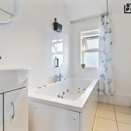 Group Stays, 4 Bedroom, Spacious In Bs4, & Car Parking, Sleeps 7 Nyaraló Bristol