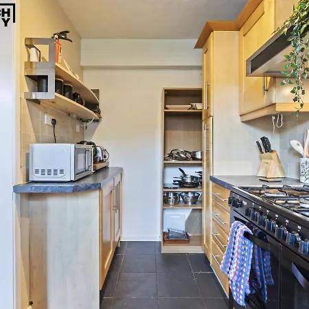 Nyaraló Group Stays, 4 Bedroom, Spacious In Bs4, & Car Parking, Sleeps 7 Bristol