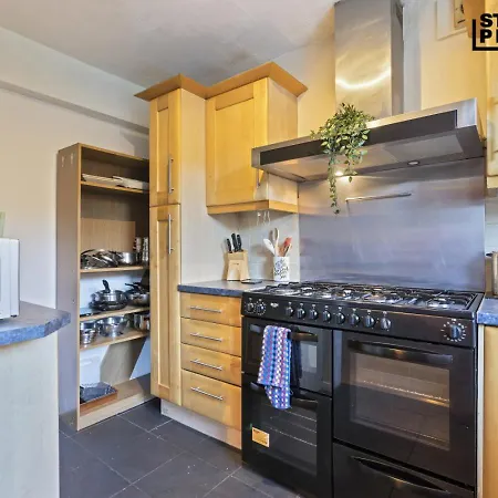 Group Stays, 4 Bedroom, Spacious In Bs4, & Car Parking, Sleeps 7 Bristol