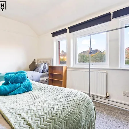 Group Stays, 4 Bedroom, Spacious In Bs4, & Car Parking, Sleeps 7 * Bristol