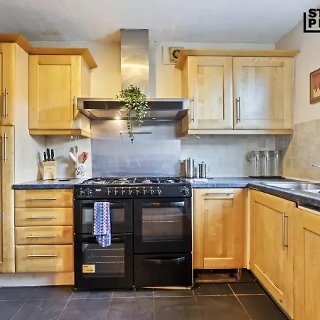 Nyaraló Group Stays, 4 Bedroom, Spacious In Bs4, & Car Parking, Sleeps 7