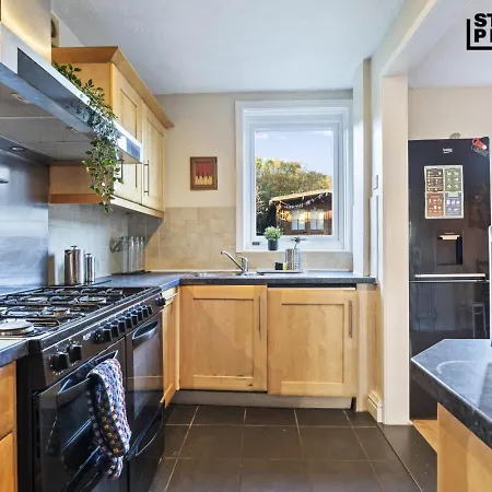 Group Stays, 4 Bedroom, Spacious In Bs4, & Car Parking, Sleeps 7 Nyaraló Bristol