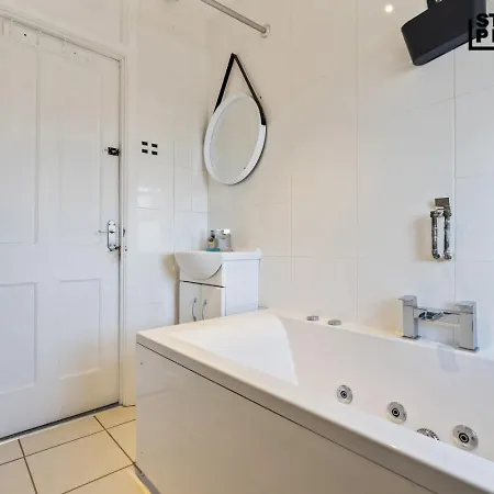 Group Stays, 4 Bedroom, Spacious In Bs4, & Car Parking, Sleeps 7 * Bristol
