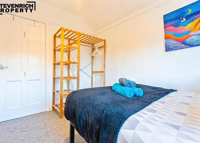 Group Stays, 4 Bedroom, Spacious Home In Bs4, Van & Car Parking, Sleeps 7 度假居 布里斯托