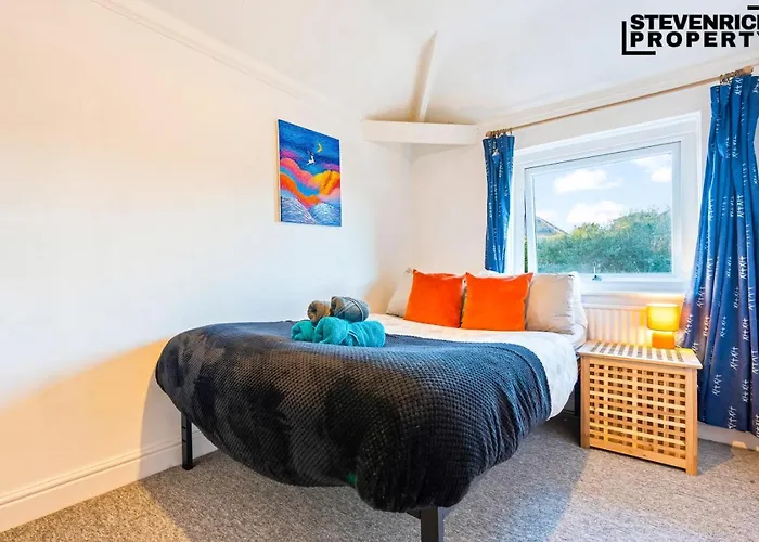 度假居 Group Stays, 4 Bedroom, Spacious Home In Bs4, Van & Car Parking, Sleeps 7 布里斯托