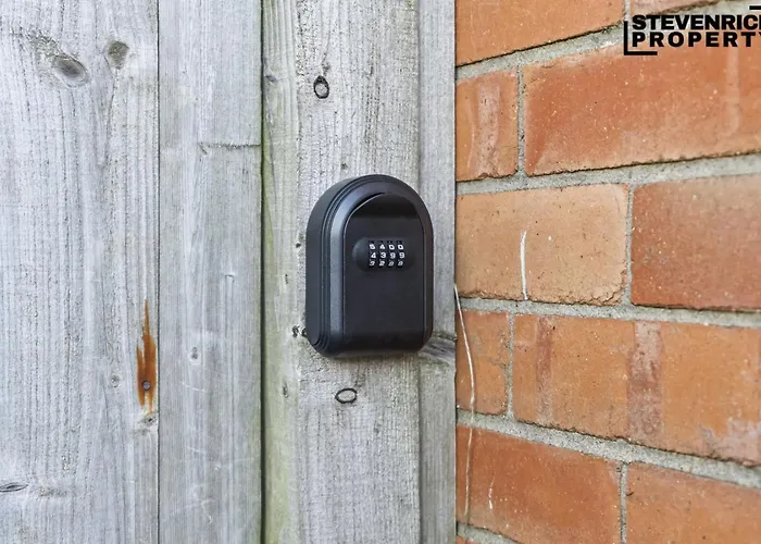 Group Stays, 4 Bedroom, Spacious Home In Bs4, Van & Car Parking, Sleeps 7 布里斯托