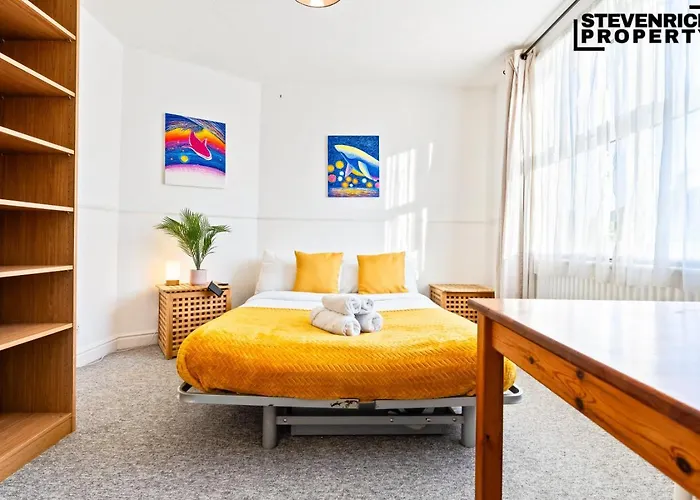 Group Stays, 4 Bedroom, Spacious Home In Bs4, Van & Car Parking, Sleeps 7 度假居 *