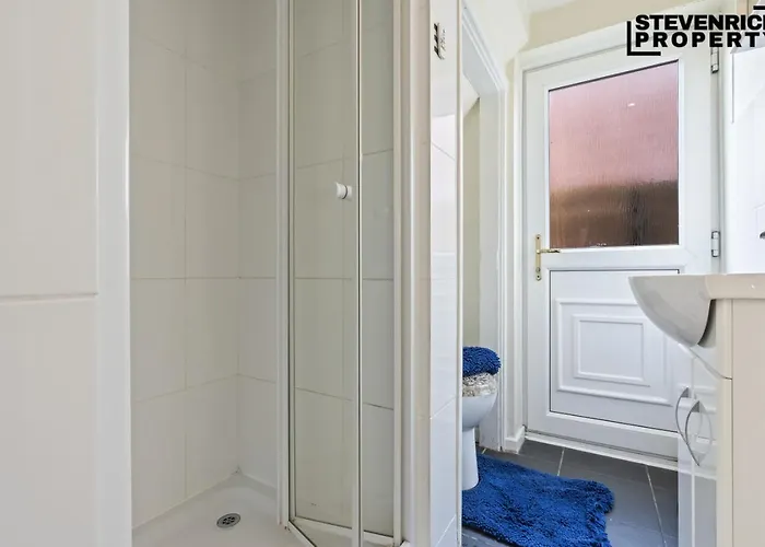 Group Stays, 4 Bedroom, Spacious Home In Bs4, Van & Car Parking, Sleeps 7 度假居