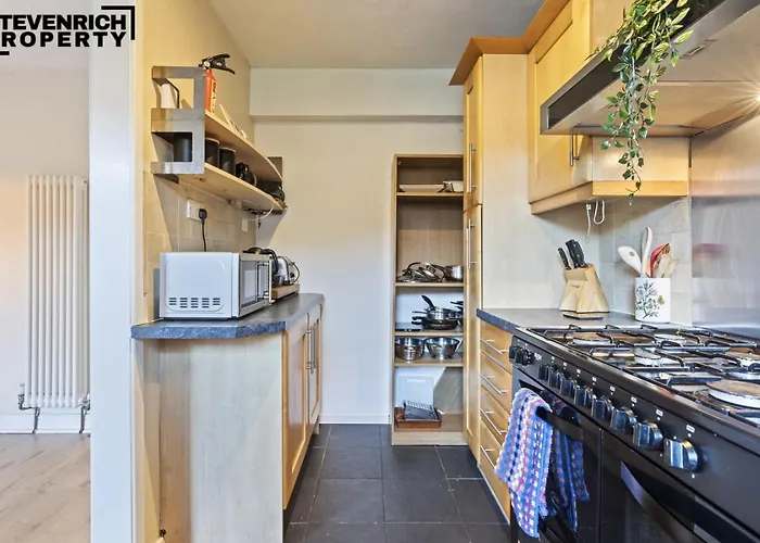 Group Stays, 4 Bedroom, Spacious Home In Bs4, Van & Car Parking, Sleeps 7 度假居 布里斯托