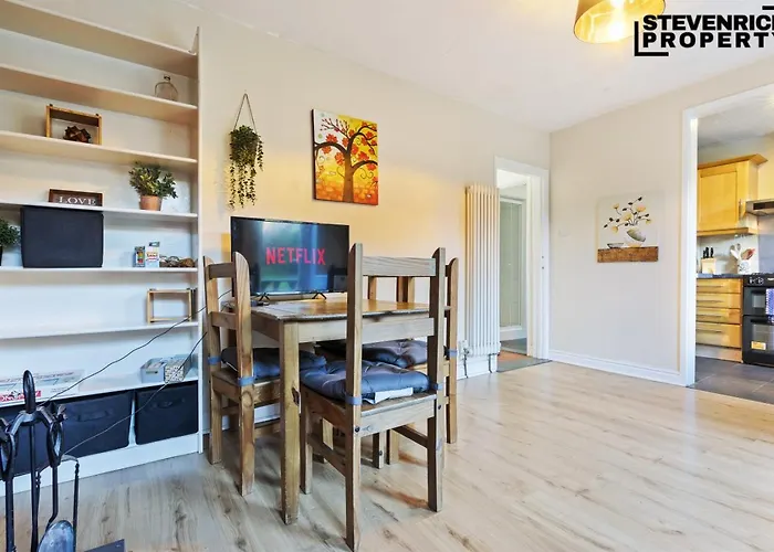 Group Stays, 4 Bedroom, Spacious Home In Bs4, Van & Car Parking, Sleeps 7 * 布里斯托