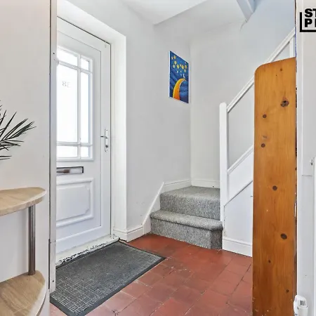 Semesterbostad Group Stays, 4 Bedroom, Spacious Home In Bs4, Van & Car Parking, Sleeps 7 *