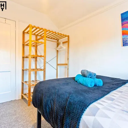 Group Stays, 4 Bedroom, Spacious Home In Bs4, Van & Car Parking, Sleeps 7 Semesterbostad Bristol