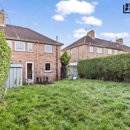 Group Stays, 4 Bedroom, Spacious Home In Bs4, Van & Car Parking, Sleeps 7 * Bristol