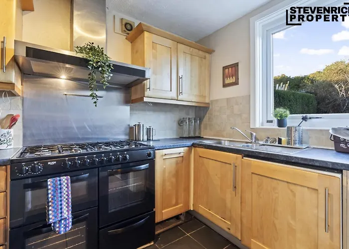 Group Stays, 4 Bedroom, Spacious In Bs4, & Car Parking, Sleeps 7 Ferienhaus