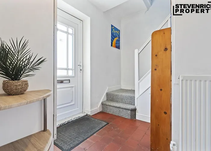 Ferienhaus Group Stays, 4 Bedroom, Spacious In Bs4, & Car Parking, Sleeps 7 *