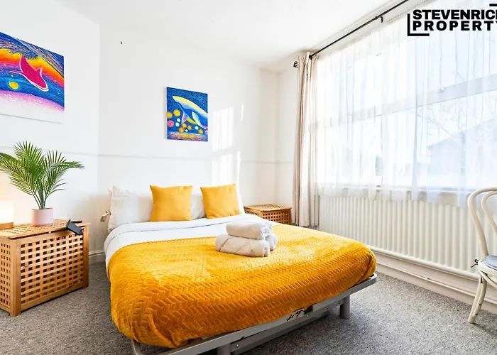 Group Stays, 4 Bedroom, Spacious Home In Bs4, Van & Car Parking, Sleeps 7 * Bristol