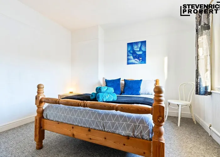 Group Stays, 4 Bedroom, Spacious Home In Bs4, Van & Car Parking, Sleeps 7