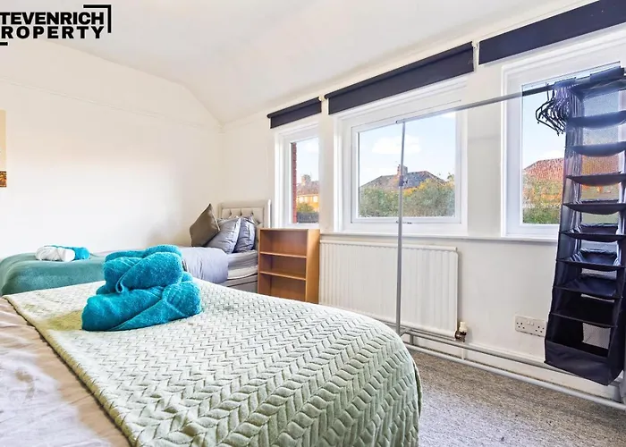 Semesterbostad Group Stays, 4 Bedroom, Spacious Home In Bs4, Van & Car Parking, Sleeps 7 Bristol